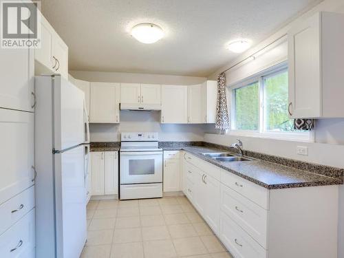 4737 Redonda Ave, Powell River, BC - Indoor Photo Showing Kitchen With Double Sink