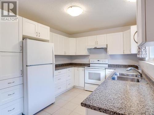 4737 Redonda Ave, Powell River, BC - Indoor Photo Showing Kitchen With Double Sink