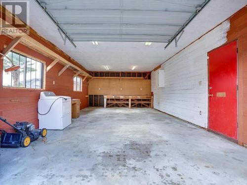 4737 Redonda Ave, Powell River, BC - Indoor Photo Showing Garage