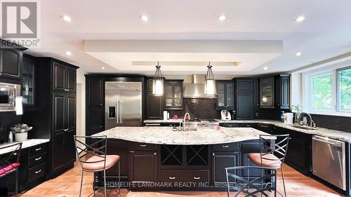 2333 Bennington Gate, Oakville, ON - Indoor Photo Showing Kitchen With Upgraded Kitchen