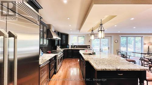 2333 Bennington Gate, Oakville, ON - Indoor Photo Showing Kitchen With Upgraded Kitchen