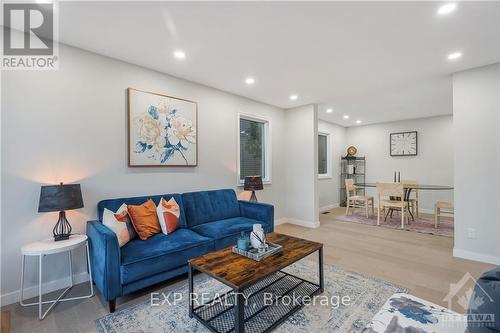 437 Pickford Drive, Ottawa, ON - Indoor Photo Showing Living Room