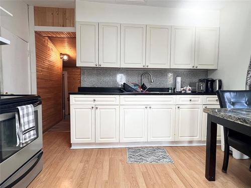 214 6Th Avenue Ne, Portage La Prairie, MB - Indoor Photo Showing Kitchen