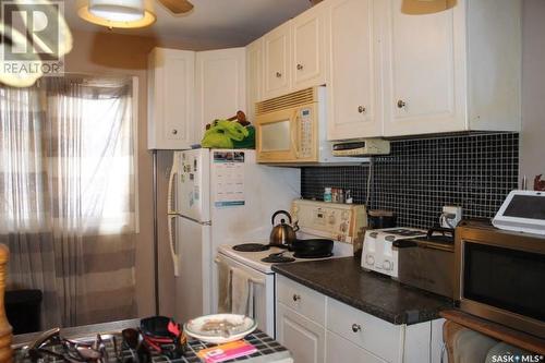 905 Robinson Street, Regina, SK - Indoor Photo Showing Kitchen