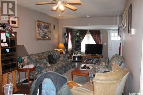 905 Robinson Street, Regina, SK - Indoor Photo Showing Living Room