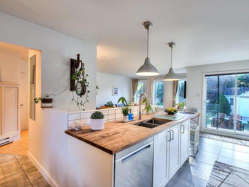 Kitchen - 980 Rue Dionne, Laval (Fabreville), QC - Indoor Photo Showing Kitchen With Double Sink