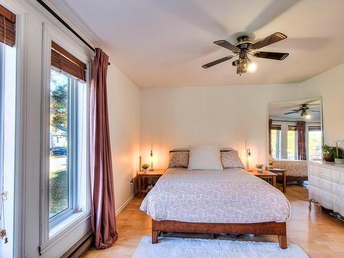 Master bedroom - 980 Rue Dionne, Laval (Fabreville), QC - Indoor Photo Showing Bedroom