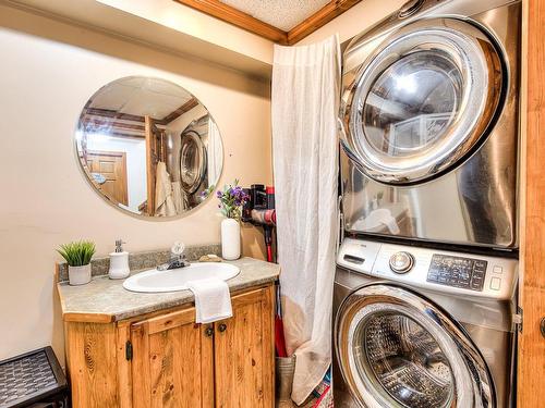 Bathroom - 980 Rue Dionne, Laval (Fabreville), QC - Indoor Photo Showing Laundry Room