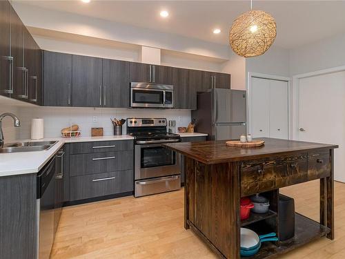 106-4050 Douglas St, Saanich, BC - Indoor Photo Showing Kitchen