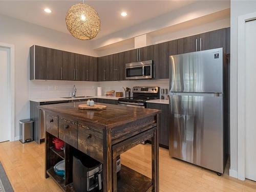 106-4050 Douglas St, Saanich, BC - Indoor Photo Showing Kitchen