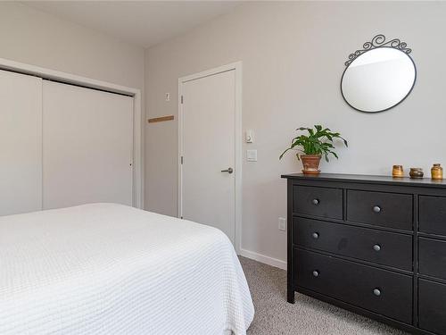 106-4050 Douglas St, Saanich, BC - Indoor Photo Showing Bedroom