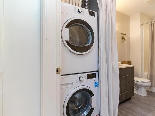 106-4050 Douglas St, Saanich, BC - Indoor Photo Showing Laundry Room