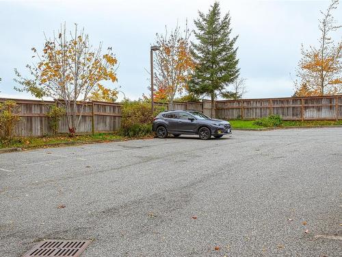 106-4050 Douglas St, Saanich, BC - Outdoor