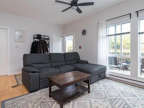 106-4050 Douglas St, Saanich, BC - Indoor Photo Showing Living Room