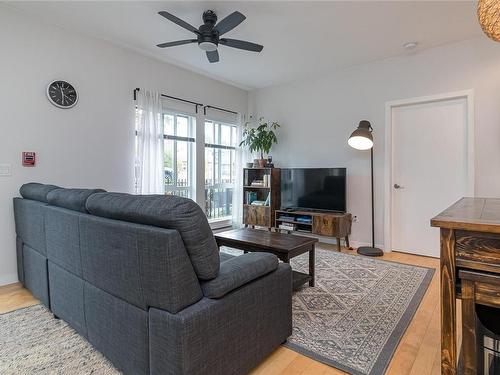 106-4050 Douglas St, Saanich, BC - Indoor Photo Showing Living Room