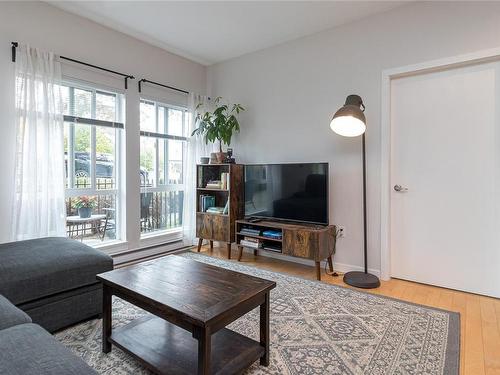 106-4050 Douglas St, Saanich, BC - Indoor Photo Showing Living Room