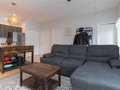 106-4050 Douglas St, Saanich, BC - Indoor Photo Showing Living Room