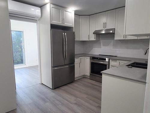 Kitchen - 9718 Boul. Olympia, Montréal (Ahuntsic-Cartierville), QC - Indoor Photo Showing Kitchen With Upgraded Kitchen