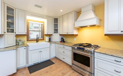 73-6421 Eagle Bay Road, Eagle Bay, BC - Indoor Photo Showing Kitchen