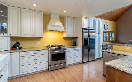 73-6421 Eagle Bay Road, Eagle Bay, BC - Indoor Photo Showing Kitchen