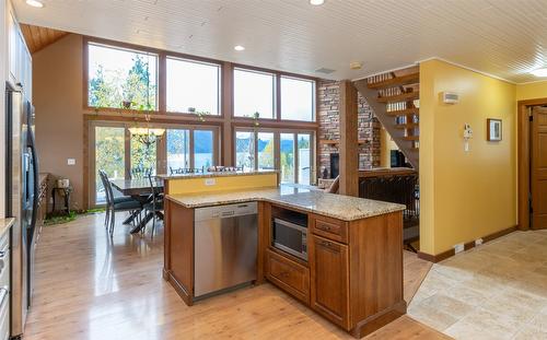 73-6421 Eagle Bay Road, Eagle Bay, BC - Indoor Photo Showing Kitchen