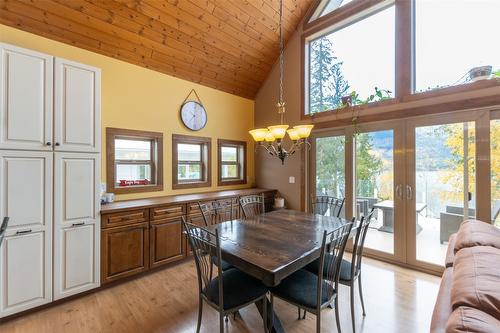 73-6421 Eagle Bay Road, Eagle Bay, BC - Indoor Photo Showing Dining Room