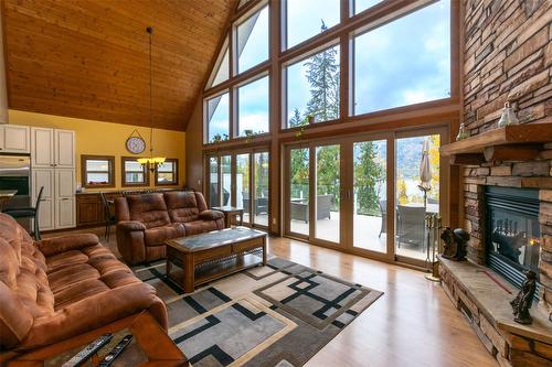 73-6421 Eagle Bay Road, Eagle Bay, BC - Indoor Photo Showing Living Room With Fireplace