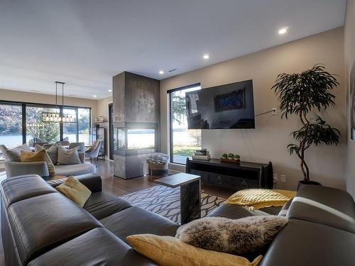 Salon - 71 413E Avenue, Saint-Hippolyte, QC - Indoor Photo Showing Living Room