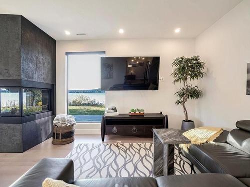 Salon - 71 413E Avenue, Saint-Hippolyte, QC - Indoor Photo Showing Living Room