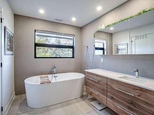 Salle de bains - 71 413E Avenue, Saint-Hippolyte, QC - Indoor Photo Showing Bathroom