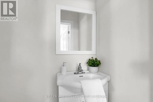 100 Lincoln Place, London, ON - Indoor Photo Showing Bathroom