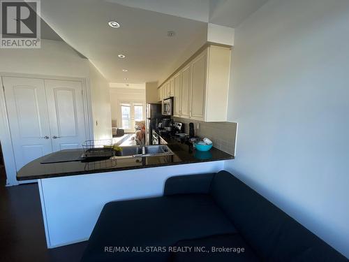 42 - 51 Beverley Glen Boulevard, Vaughan, ON - Indoor Photo Showing Kitchen With Double Sink