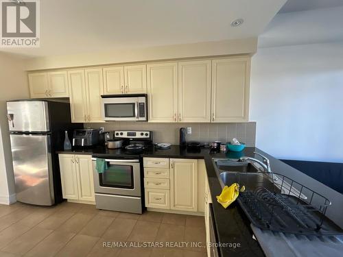 42 - 51 Beverley Glen Boulevard, Vaughan, ON - Indoor Photo Showing Kitchen With Double Sink