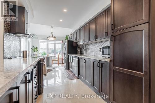 139 Edgewater Drive, Hamilton, ON - Indoor Photo Showing Kitchen With Upgraded Kitchen