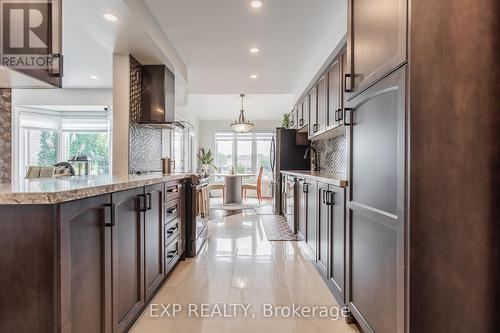 139 Edgewater Drive, Hamilton, ON - Indoor Photo Showing Kitchen With Upgraded Kitchen