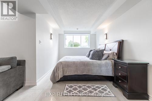 139 Edgewater Drive, Hamilton, ON - Indoor Photo Showing Bedroom