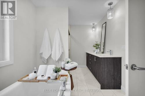 6 Connor Avenue, Strathroy-Caradoc (Ne), ON - Indoor Photo Showing Bathroom