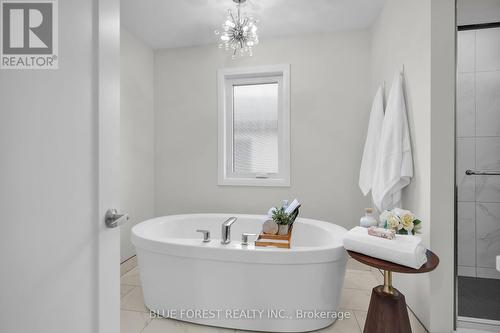 6 Connor Avenue, Strathroy-Caradoc (Ne), ON - Indoor Photo Showing Bathroom