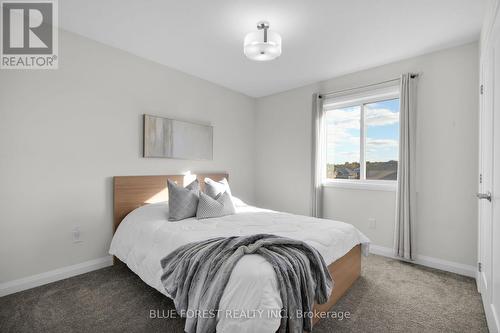 6 Connor Avenue, Strathroy-Caradoc (Ne), ON - Indoor Photo Showing Bedroom