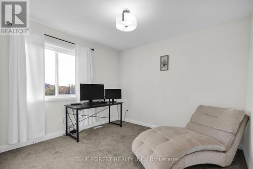 6 Connor Avenue, Strathroy-Caradoc (Ne), ON - Indoor Photo Showing Bedroom