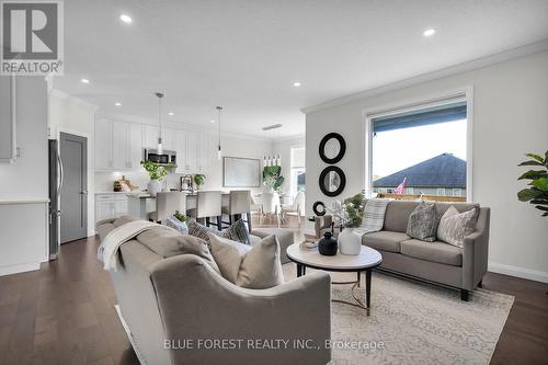 6 Connor Avenue, Strathroy-Caradoc (Ne), ON - Indoor Photo Showing Living Room