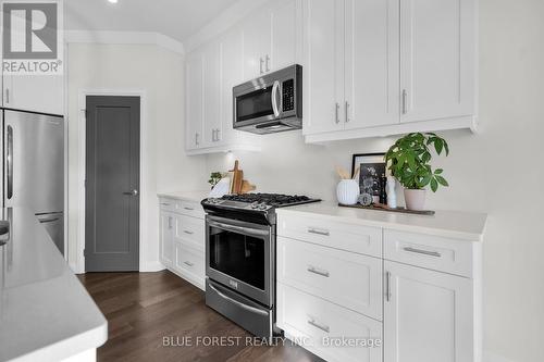 6 Connor Avenue, Strathroy-Caradoc (Ne), ON - Indoor Photo Showing Kitchen With Upgraded Kitchen