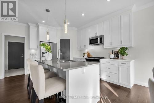 6 Connor Avenue, Strathroy-Caradoc (Ne), ON - Indoor Photo Showing Kitchen With Upgraded Kitchen