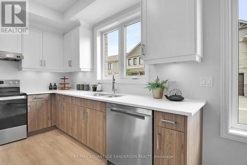 123 - 93 Stonefield Lane, Middlesex Centre (Ilderton), ON - Indoor Photo Showing Kitchen With Double Sink