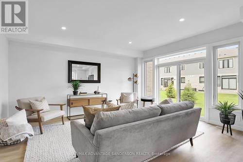 123 - 93 Stonefield Lane, Middlesex Centre (Ilderton), ON - Indoor Photo Showing Living Room