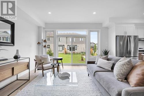 123 - 93 Stonefield Lane, Middlesex Centre (Ilderton), ON - Indoor Photo Showing Living Room