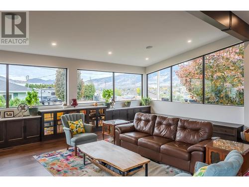 6521 Bellevue Drive, Oliver, BC - Indoor Photo Showing Living Room