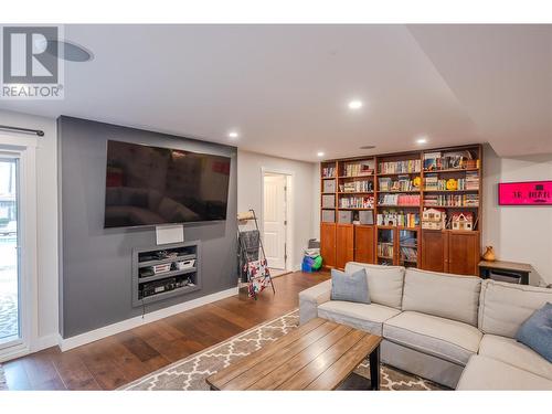 6521 Bellevue Drive, Oliver, BC - Indoor Photo Showing Living Room