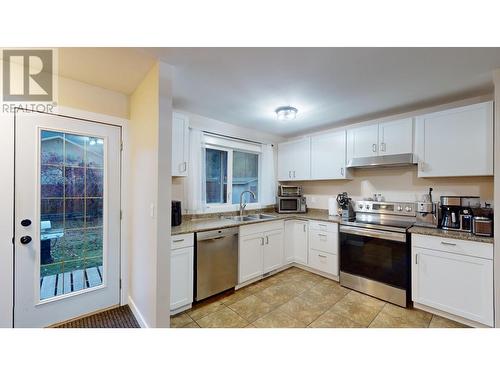 751 Fording Drive, Elkford, BC - Indoor Photo Showing Kitchen With Double Sink