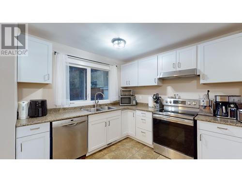 751 Fording Drive, Elkford, BC - Indoor Photo Showing Kitchen With Double Sink